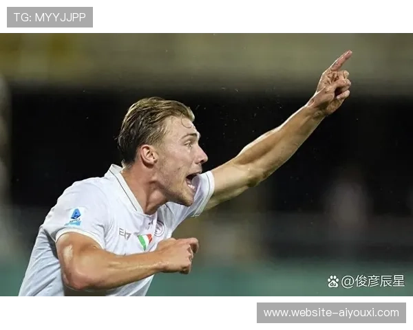 霍伊伦训练中加练射门，那不勒斯锋线竞争激烈